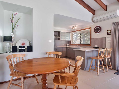 2 'Plattens' 15 Kurrawa Close - Great Duplex So Close To The Water - Cruises Travel 3
