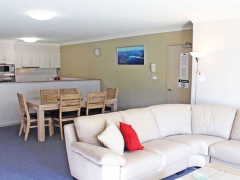 2 'Seashells' 21-23 Magnus Street - Pool , Lift , Aircon - Cruises Travel 3