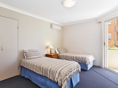 2 'Seashells' 21-23 Magnus Street - Pool , Lift , Aircon - Cruises Travel 1