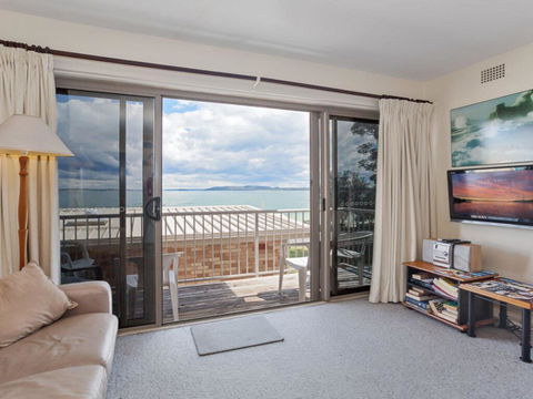 2 'Sunnie Belle' 3 Victoria Parade- Water Views Over Nelson Bay Foreshore - Cruises Travel 2