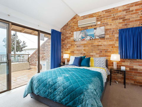 2 'Yachtsman Rest', 37 Victoria Parade - Foxtel, Aircon, Waterviews - Cruises Travel 1