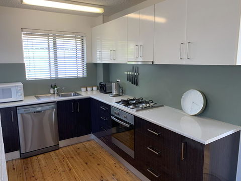 2 Bed Bar Beach Apartment - Stroll To Beach & Cafes, Supermarket Apartment 6 - Tourism Guide 0