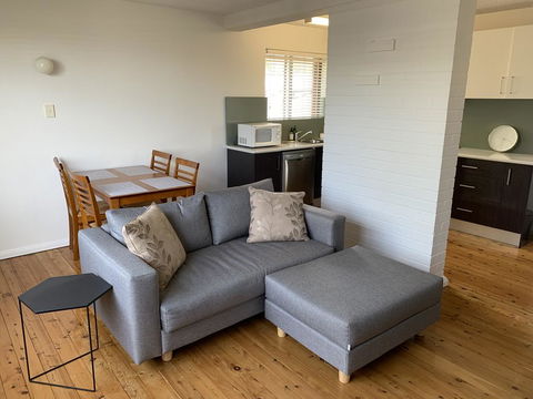 2 Bed Bar Beach Apartment - Stroll To Beach & Cafes, Supermarket Apartment 6 - Tourism Guide 1