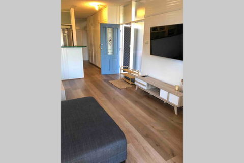 2 Bedroom, SHORT Walk To CBD,BEACH And DARBY ST - Tourism Guide 3