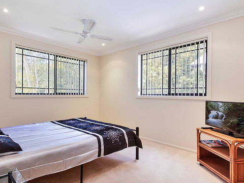 2/11a Christmas Bush Avenue - Fantastic Townhouse Close To Dutchies Beach - Cruises Travel 2