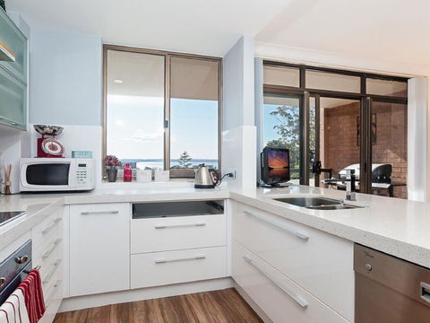 23 'The Commodore' 9-11 Donald Street - Delightful Unit With Gorgeous Water Views - Cruises Travel 2