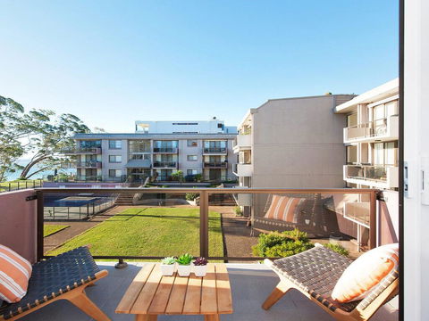 24 'The Poplars', 34 Magnus Street - Views, Aircon, WIFI, Netflix & Pool - Cruises Travel 2