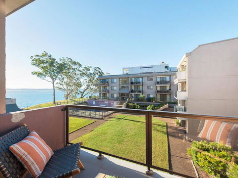 24 'The Poplars', 34 Magnus Street - Views, Aircon, WIFI, Netflix & Pool - Cruises Travel 0