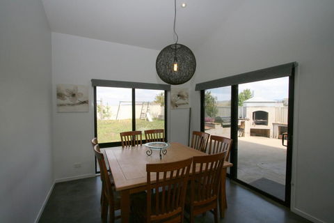 26 Twynam Street - Tourism Guide 3