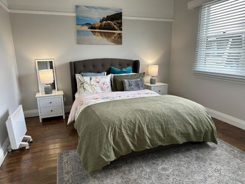 Daisy Cottage On Duke 2BR - Tourism Guide 2