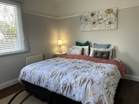 Daisy Cottage On Duke 2BR - Tourism Guide 3
