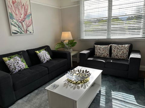 Daisy Cottage On Duke 2BR - Tourism Guide 4