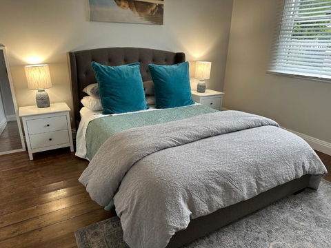 Daisy Cottage On Duke 2BR - Tourism Guide 0