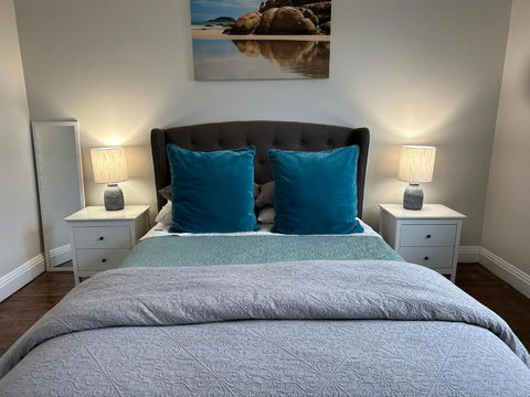 Daisy Cottage On Duke 2BR - Tourism Guide 1