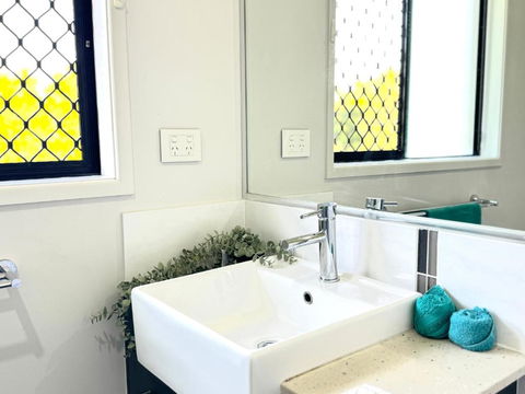 Cozy Share Suite In Coopers Plains - Double Room With Private Bathroom - Tourism Guide 3