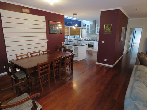 29 Church St, Cowes - Large Holiday House Close To Shops And Beach - Cruises Travel 3