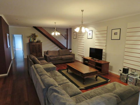 29 Church St, Cowes - Large Holiday House Close To Shops And Beach - Cruises Travel 1