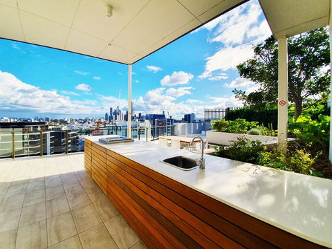 2BR Food & Drink Hub , Gym, Pool, Views, Roof Terrace - Cruises Travel 1