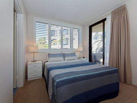 3 'COLUMBIA', 12 COLUMBIA CLOSE - LARGE UNIT WITH FANTASTIC WATER VIEWS - Cruises Travel 2