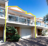 3 'Frangipani' 30 Leonard Avenue - great townhouse with air con - Cruises Travel