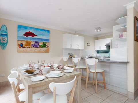 3 'Frangipani', 30 Leonard Avenue - Great Townhouse With Air Con - Cruises Travel 1