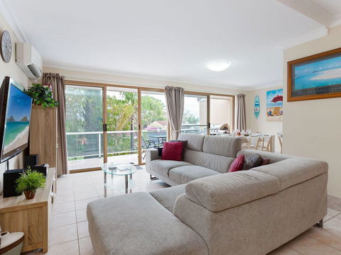 3 'Frangipani', 30 Leonard Avenue - Great Townhouse With Air Con - Cruises Travel 2