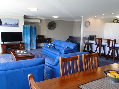 3 'Paradiso', 4 Laman Street - Aircon, Pool, Heart Of Town, Water Views - Cruises Travel 2