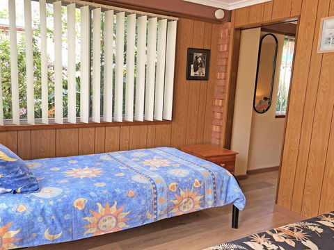 3 Tomaree Street - Cute 4 Bedroom House With Aircon In The Heart Of Town - Cruises Travel 3
