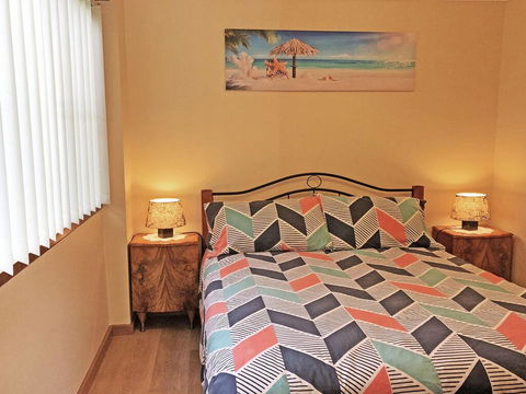 3 Tomaree Street - Cute 4 Bedroom House With Aircon In The Heart Of Town - Cruises Travel 2