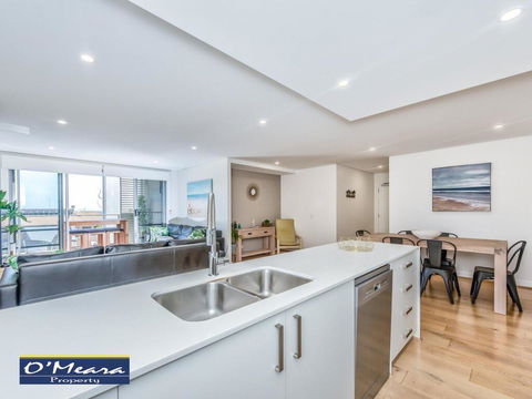 303 'The Shoal', 4-8 Bullecourt Street - Air Conditioning, WIFI, Netflix, Views, Linen & Lift - Cruises Travel 1