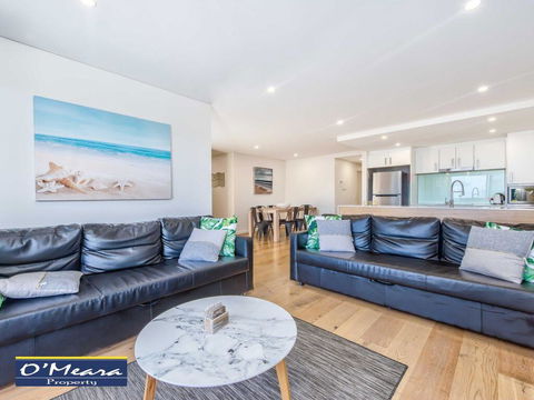 303 'The Shoal', 4-8 Bullecourt Street - Air Conditioning, WIFI, Netflix, Views, Linen & Lift - Cruises Travel 2