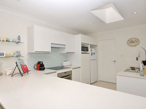 32 'Bay Parklands', 2 Gowrie Avenue - Fantastic Unit With Air Conditioning, Pool, Tennis Court & Spa - Cruises Travel 2