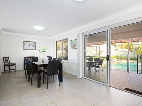 33 Gloucester St -huge Holiday House In Nelson Bay With Pool And Stunning Water Views - Cruises Travel 2