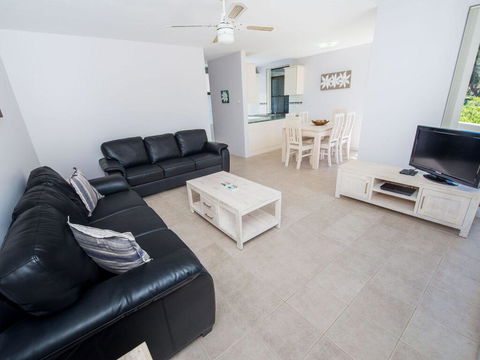 4 'Fleetwood' 63 Shoal Bay Rd - Air Conditioned Unit With Magnificent Water Views - Cruises Travel 2