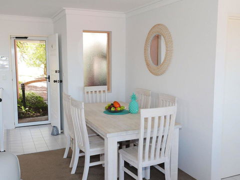4 'Frangipani' 30 Leonard Avenue - Spacious Townhouse - Cruises Travel 2
