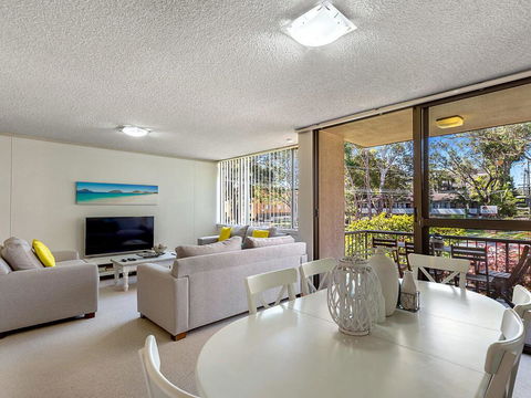 4 'Magnus Gardens', 7 Magnus St - Beautiful Air Conditioned Unit With Filtered Water Views & WIFI - Cruises Travel 2