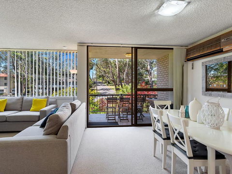 4 'Magnus Gardens', 7 Magnus St - Beautiful Air Conditioned Unit With Filtered Water Views & WIFI - Cruises Travel 3