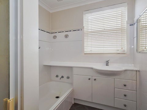 4 'Sebastapol' 66 Thurlow Avenue - Great Little Unit - Cruises Travel 3