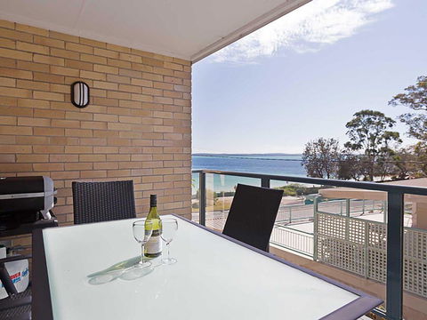 4 'Shoreline' 7 Victoria Parade - Views Over Fly Point And Marina - Cruises Travel 0