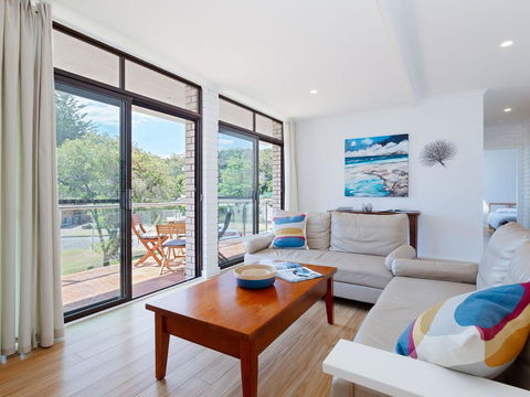 4 'Villa Ellisa', 10 Columbia Close - Beautiful Unit With Beautiful Water Views At Little Beach - Cruises Travel 3