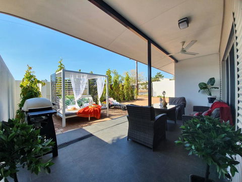 4 BEDROOM GARDENS ESCAPE - CHAMPAGNE STAYS Darwin - Cruises Travel 3