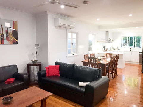 4 Bedroom House - Walk To Southbank - Cruises Travel 3