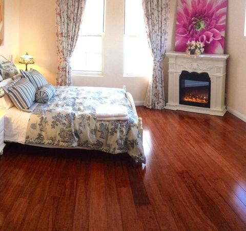 4 Ensuite Chelsea Villa CBD-Airport - Cruises Travel 1