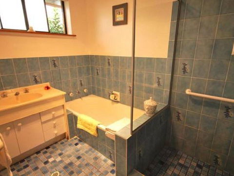 41 Leonard Avenue- Pet Friendly, Boat Parking & Aircon - Cruises Travel 1