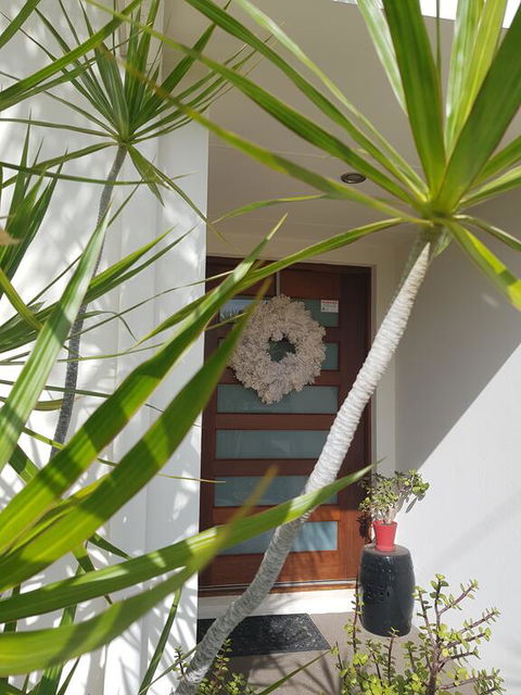 5 Bedroom Luxury Villa - Hope Island - Travel Search 3