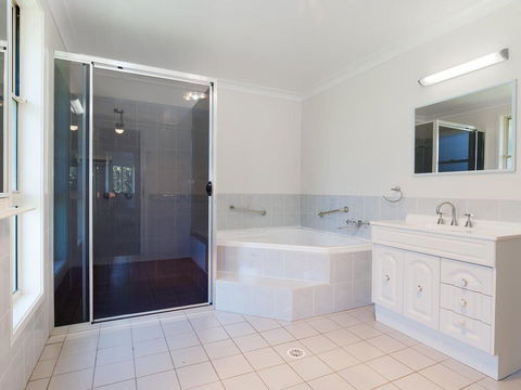 51 Rigney Street - Pet Friendly House With Aircon - Cruises Travel 3