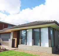 5Bed 2Bath Family House in Werribee - Travel Search
