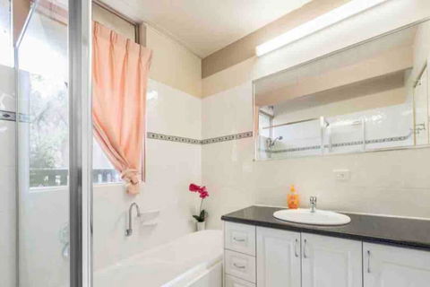 6 Bedroom Beautiful And Comfy Family House - Travel Search 1