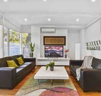 6 Bedroom Beautiful and Comfy Family House - Travel Search
