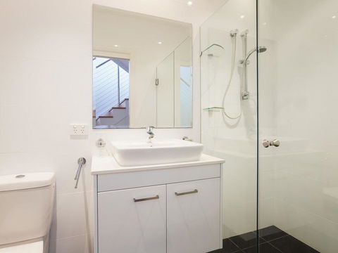 7 Judith Street - Stunning Duplex With Ducted Air - Cruises Travel 3